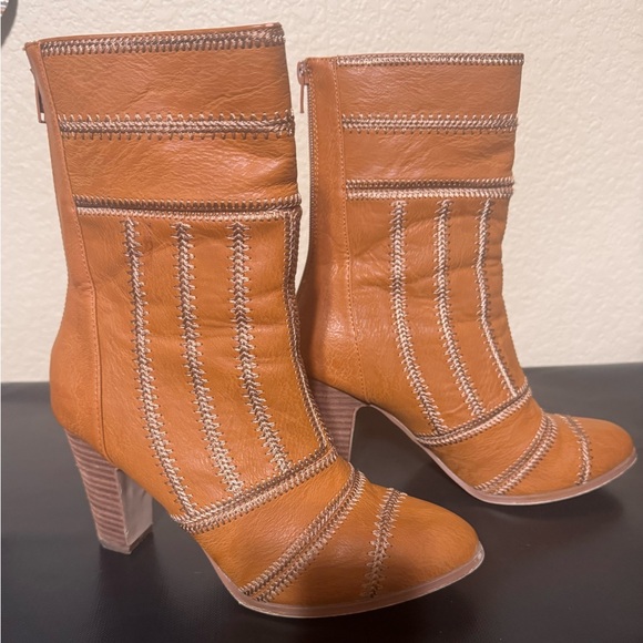 Elegant Tan Stitched Women's Ankle Boots - Picture 3 of 5